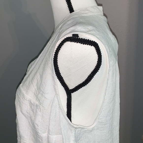 Torrid White Button Front Blouse! NWT! Size 00X - Picture 3 of 7